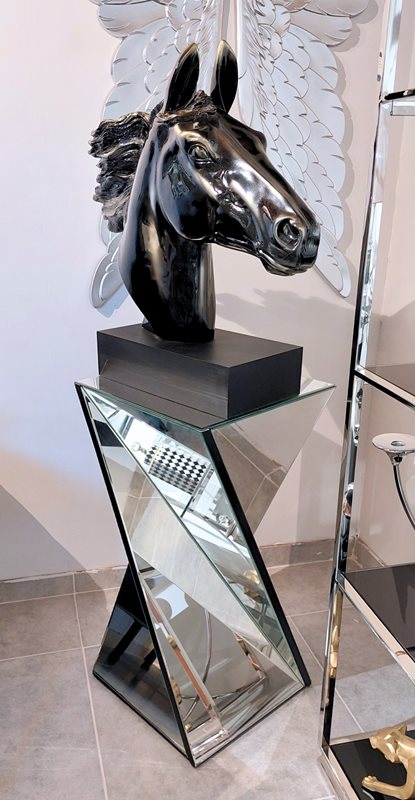 פסל ראש סוס שחור זהב על מעמד מראה
